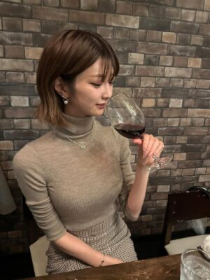 Akane Takiyama Instagram - 年末感が出てきました、あとお仕事もう少しです🩶

みなさんは納めましたか？🍷