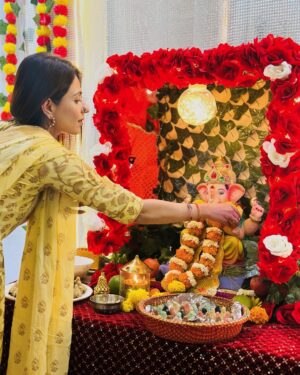 Akanksha Juneja Instagram - Thankful , grateful and blessed 😇
#happyganeshchaturthi 
#feelingblessed #ganesha #ganeshotsav #festivetime #love #foryou #foryoupage #explore #explorepage #exploremore #trending #trendingnow #actress #akankshajuneja