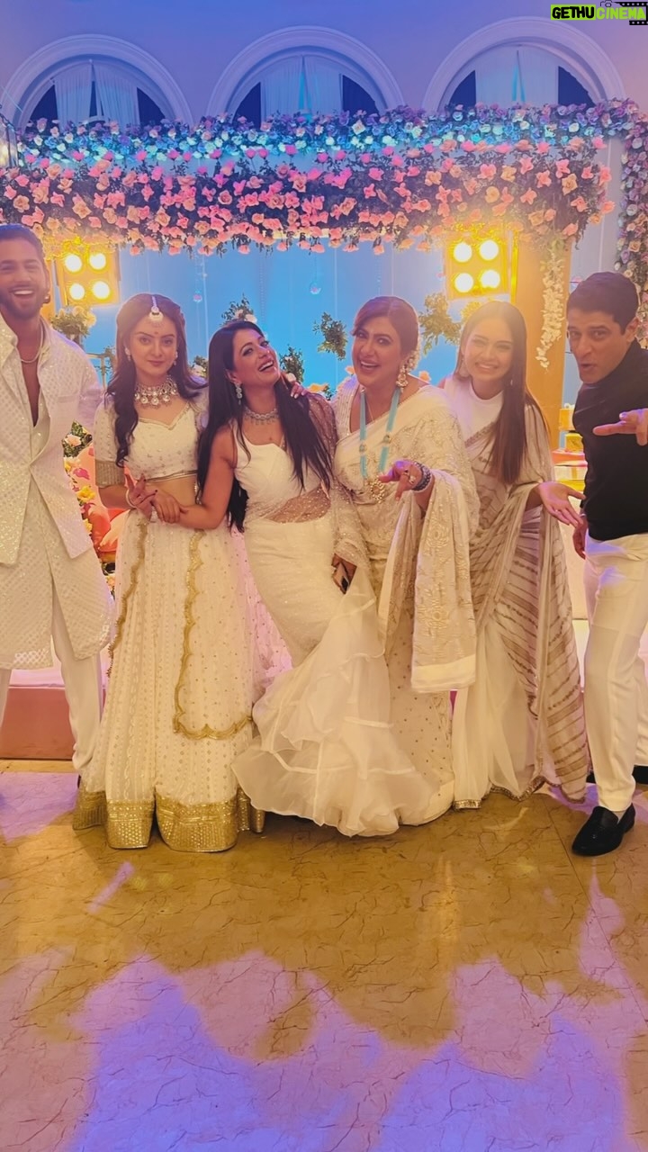 Akanksha Juneja - 21.9K Likes - Such a beautiful journey 😍 #kundalibhagya will always be very close to my heart. Bidding goodbye  as #nidhi 👋 but already missing u all @baseer_bob @mrinal.navell @hindujaanisha @paras_kalnawat @ushabachani4 @nzoomfakih @romabali_official @sahil.sharma540 @khairesuyog @naveensaini9 @neels_99 @being_preeth29 @shalinimahhall @mi_meera_ @shaktianandofficial @sarya12 @manitjoura @nijjumacchhan @sana_sayyad29 @adrija_roy_official 

May we meet again soon 
Also thanks to @balajitelefilmslimited @zeetv @ektarkapoor for making me part of such amazing family. 

#goodbye #shocking #family #sad #foryou #foryoupage #explore #explorepage #exploremore #trendingreels #exclusive #trend #trendy #trendingnow #viralreels #actress #akankshajuneja
