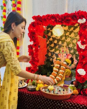 Akanksha Juneja Instagram - Thankful , grateful and blessed 😇
#happyganeshchaturthi 
#feelingblessed #ganesha #ganeshotsav #festivetime #love #foryou #foryoupage #explore #explorepage #exploremore #trending #trendingnow #actress #akankshajuneja