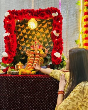 Akanksha Juneja Instagram - Thankful , grateful and blessed 😇
#happyganeshchaturthi 
#feelingblessed #ganesha #ganeshotsav #festivetime #love #foryou #foryoupage #explore #explorepage #exploremore #trending #trendingnow #actress #akankshajuneja