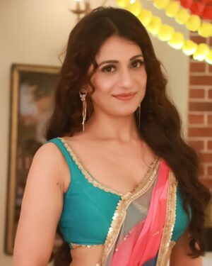 Akanksha Juneja Instagram - Happy Navratri 🙏 may Devi illuminate your life with countless blessings ❤️

#navratri #happynavratri #devotional #feelingblessed #ootd #ootdfashion #outfit #lookoftheday #foryou #foryoupage #explore #explorepage #exploremore #trending #trend #trendy #trendingnow #viral #viralpost #actress #akankshajuneja