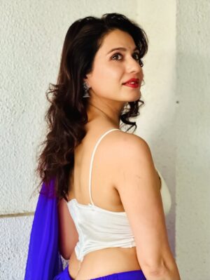 Akanksha Juneja Instagram - Desi. Dramatic. Divine. 💥

#ootd #outfit #outfitoftheday #desi #look #fashion #indianwear #indian #style #foryou #foryoupage #explore #explorepage #trend #trendy #trendingnow #trending #viralpost #viral #actress #akankshajuneja