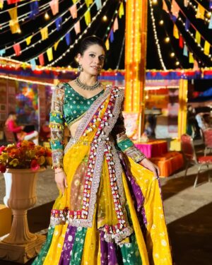 Akanksha Juneja Instagram - Festival isn’t a season , it’s a feeling ❤️💐

#ootd #ootdfashion #look #lookoftheday #outfit #outfitoftheday #foryou #foryoupage #explore #explorepage #exploremore #trending #trend #trendy #trendingreels #trendingnow #viral #viralreels #viralpost #viralvideos #actress #akankshajuneja