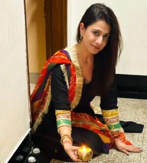 Akanksha Juneja Instagram - Happy Diwali 🪔 

Outfit @bsrdesigns 

#happydiwali #festival #festiveseason #collaboration #festivalwear #look #lookoftheday #ootd #ootdfashion #outfit #outfitoftheday #foryou #foryoupage #explore #explorepage #exploremore #trending #trendy #trendingnow #fashion #festivalfashion #actress #akankshajuneja