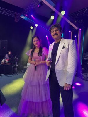 Akhila Pajimannu Instagram - Rajesh Krishnan Live✨Dubai Dasara☺️
His voice @officialrajeshkrishnan sir🙏❤️
Blessed and Grateful🙏
Thank you so much @harshavardhanraaj @hvrbeats 🙏❤️
#akhilapajimannu #singer #rajeshkrishnan #dubaidasara #music