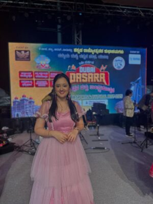 Akhila Pajimannu Instagram - Rajesh Krishnan Live✨Dubai Dasara☺️
His voice @officialrajeshkrishnan sir🙏❤️
Blessed and Grateful🙏
Thank you so much @harshavardhanraaj @hvrbeats 🙏❤️
#akhilapajimannu #singer #rajeshkrishnan #dubaidasara #music