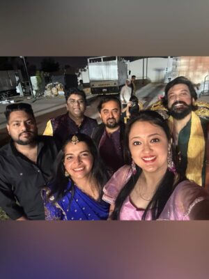 Akhila Pajimannu Instagram - Rajesh Krishnan Live✨Dubai Dasara☺️
His voice @officialrajeshkrishnan sir🙏❤️
Blessed and Grateful🙏
Thank you so much @harshavardhanraaj @hvrbeats 🙏❤️
#akhilapajimannu #singer #rajeshkrishnan #dubaidasara #music