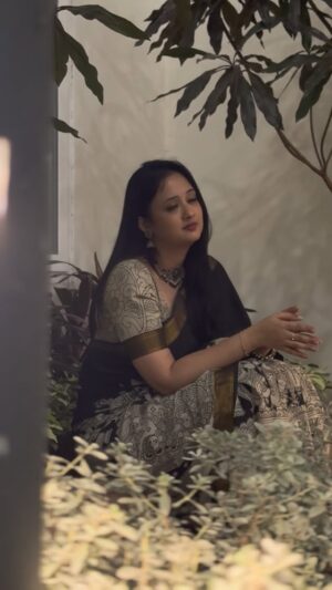 Akhila Pajimannu Instagram - Tune and Lyrics of this song✨
Thank you amma for making me listen this song❤️
Music : @theraghudixitproject
Lyrics : @dhananjaya_ka
Sung by @siddhartha_belmannu - you are ultimate🙏
Mix and mastering @king_in_the_nrth_
VC : @aneesh_pajimannu
#akhilapajimannu #singer #instagram #kannada #song