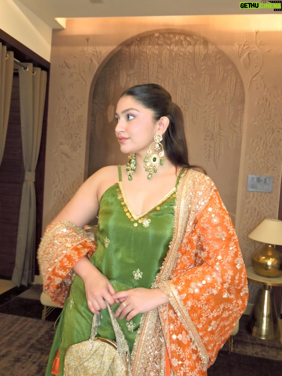 Akshita - 1.5K Likes - Wearing @goldysnestt 🧡