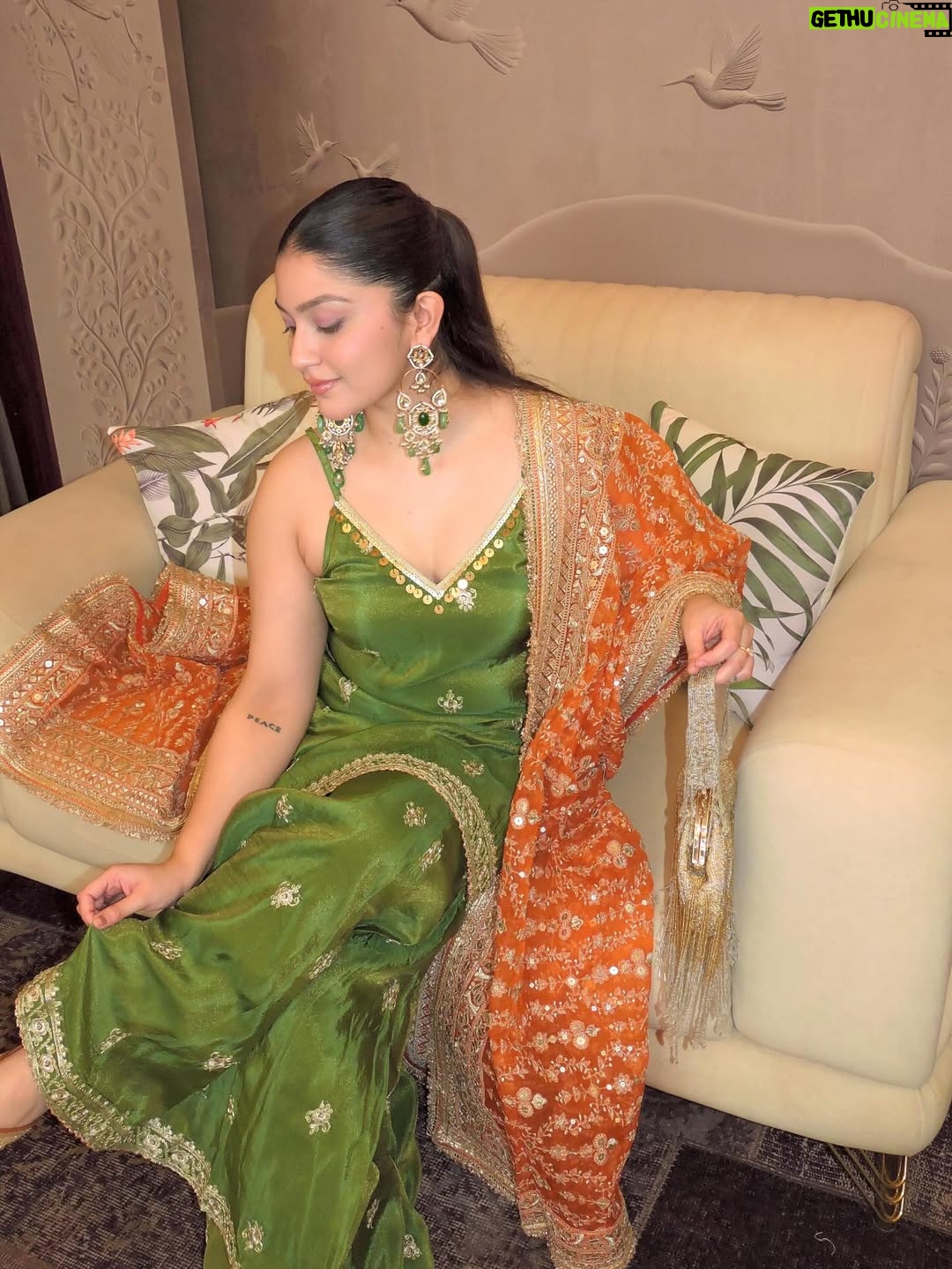 Akshita - 1.5K Likes - Wearing @goldysnestt 🧡