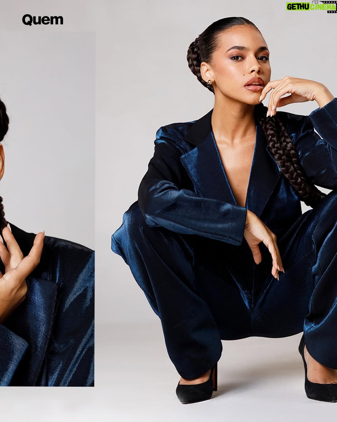 Alana Cabral - 4.4K Likes - Para @alanacabral.oficial , protagonizar não é só ocupar o horário nobre: é inspirar outras mulheres a se amarem. Aos 18 anos, a atriz sente o peso e a beleza de ser referência em ‘Três Graças’. Joélly, sua personagem impulsiva e cheia de personalidade, conquistou as jovens: “As meninas negras me olham com um olhar de admiração que eu gostaria de ter tido quando era criança”. Criada em uma família formada majoritariamente por mulheres negras, Alana aprendeu cedo a celebrar a própria diferença e a autoestima: “O que eu mais amava era ajudar outras meninas iguais a mim a chamarem atenção junto comigo”. Essa vivência se reflete em sua personagem. Na novela, a jovem enfrenta uma gravidez precoce, e a atriz vê ali a chance de quebrar tabus: “Se a minha imagem já é uma quebra de tabu, eu fico muito feliz”. Em conversa com a repórter @gabiantualpa , Alana também fala sobre como lida com a fama, as críticas e o reconhecimento. Com muitos planos, ela revela que já sonha com papéis mais complexos, como vilãs poderosas. No link da bio, leia a entrevista completa!

Créditos:
Foto: Guilherme Lima
Beleza: Yago Maia
Moda: Juliano e Zuel