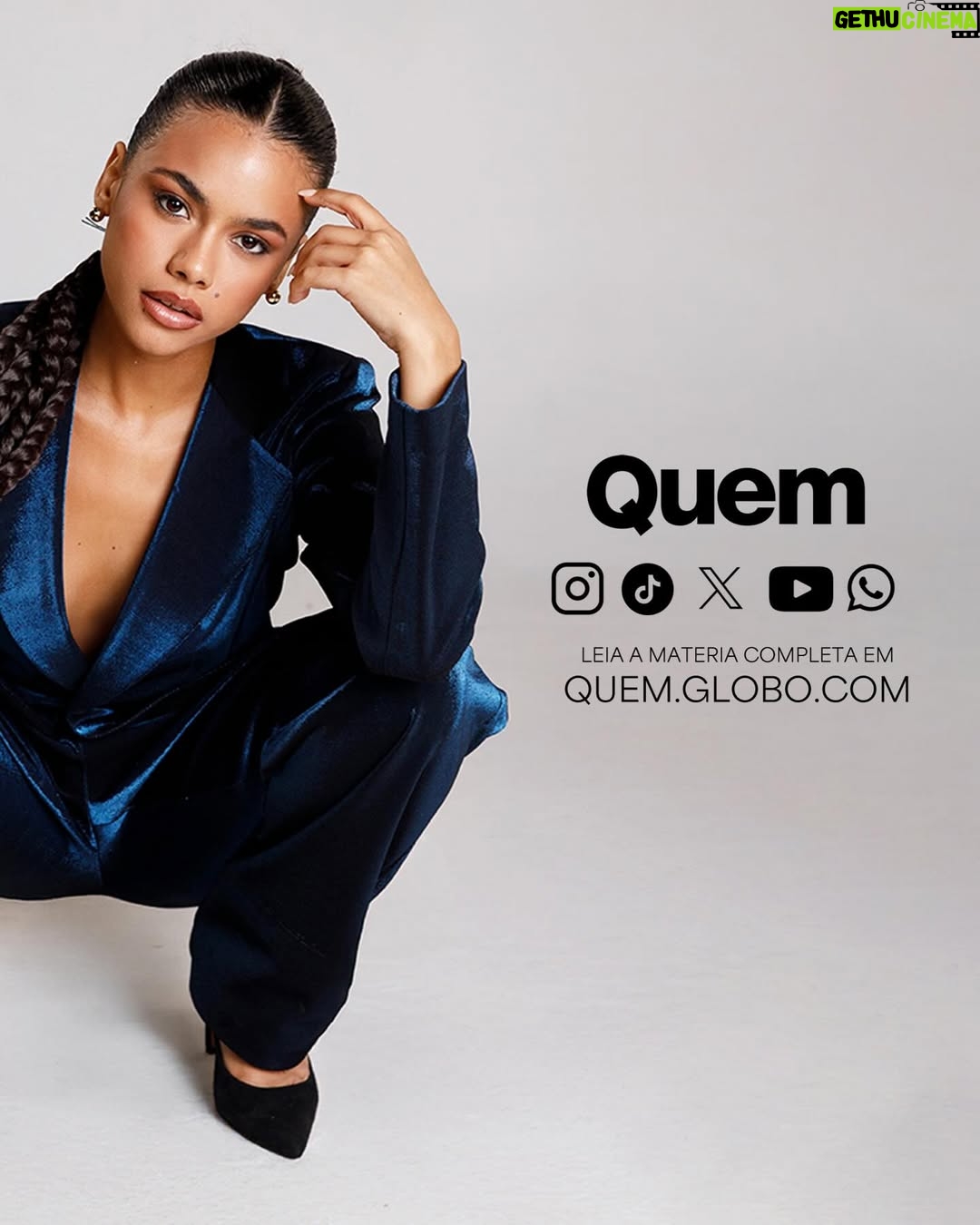 Alana Cabral - 4.4K Likes - Para @alanacabral.oficial , protagonizar não é só ocupar o horário nobre: é inspirar outras mulheres a se amarem. Aos 18 anos, a atriz sente o peso e a beleza de ser referência em ‘Três Graças’. Joélly, sua personagem impulsiva e cheia de personalidade, conquistou as jovens: “As meninas negras me olham com um olhar de admiração que eu gostaria de ter tido quando era criança”. Criada em uma família formada majoritariamente por mulheres negras, Alana aprendeu cedo a celebrar a própria diferença e a autoestima: “O que eu mais amava era ajudar outras meninas iguais a mim a chamarem atenção junto comigo”. Essa vivência se reflete em sua personagem. Na novela, a jovem enfrenta uma gravidez precoce, e a atriz vê ali a chance de quebrar tabus: “Se a minha imagem já é uma quebra de tabu, eu fico muito feliz”. Em conversa com a repórter @gabiantualpa , Alana também fala sobre como lida com a fama, as críticas e o reconhecimento. Com muitos planos, ela revela que já sonha com papéis mais complexos, como vilãs poderosas. No link da bio, leia a entrevista completa!

Créditos:
Foto: Guilherme Lima
Beleza: Yago Maia
Moda: Juliano e Zuel