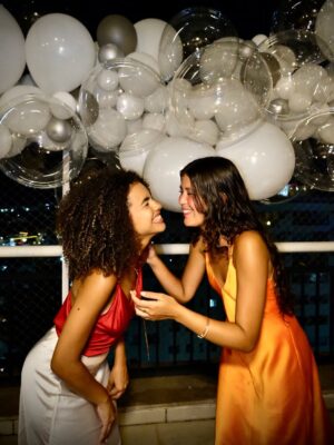 Alana Cabral Instagram - Eu não tenho palavras para agradecer o ano que se passou, então entrego meu sorriso e gratidão! 
Que 2026 seja próspero de amor, saúde, vitalidade e sabedoria ❤️✨