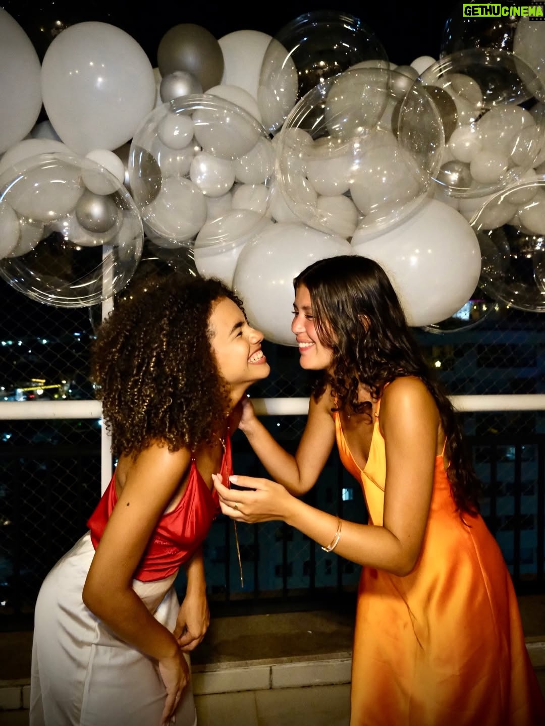 Alana Cabral - 9.5K Likes - Eu não tenho palavras para agradecer o ano que se passou, então entrego meu sorriso e gratidão! 
Que 2026 seja próspero de amor, saúde, vitalidade e sabedoria ❤️✨