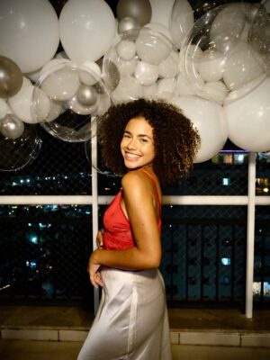 Alana Cabral Instagram - Eu não tenho palavras para agradecer o ano que se passou, então entrego meu sorriso e gratidão! 
Que 2026 seja próspero de amor, saúde, vitalidade e sabedoria ❤️✨