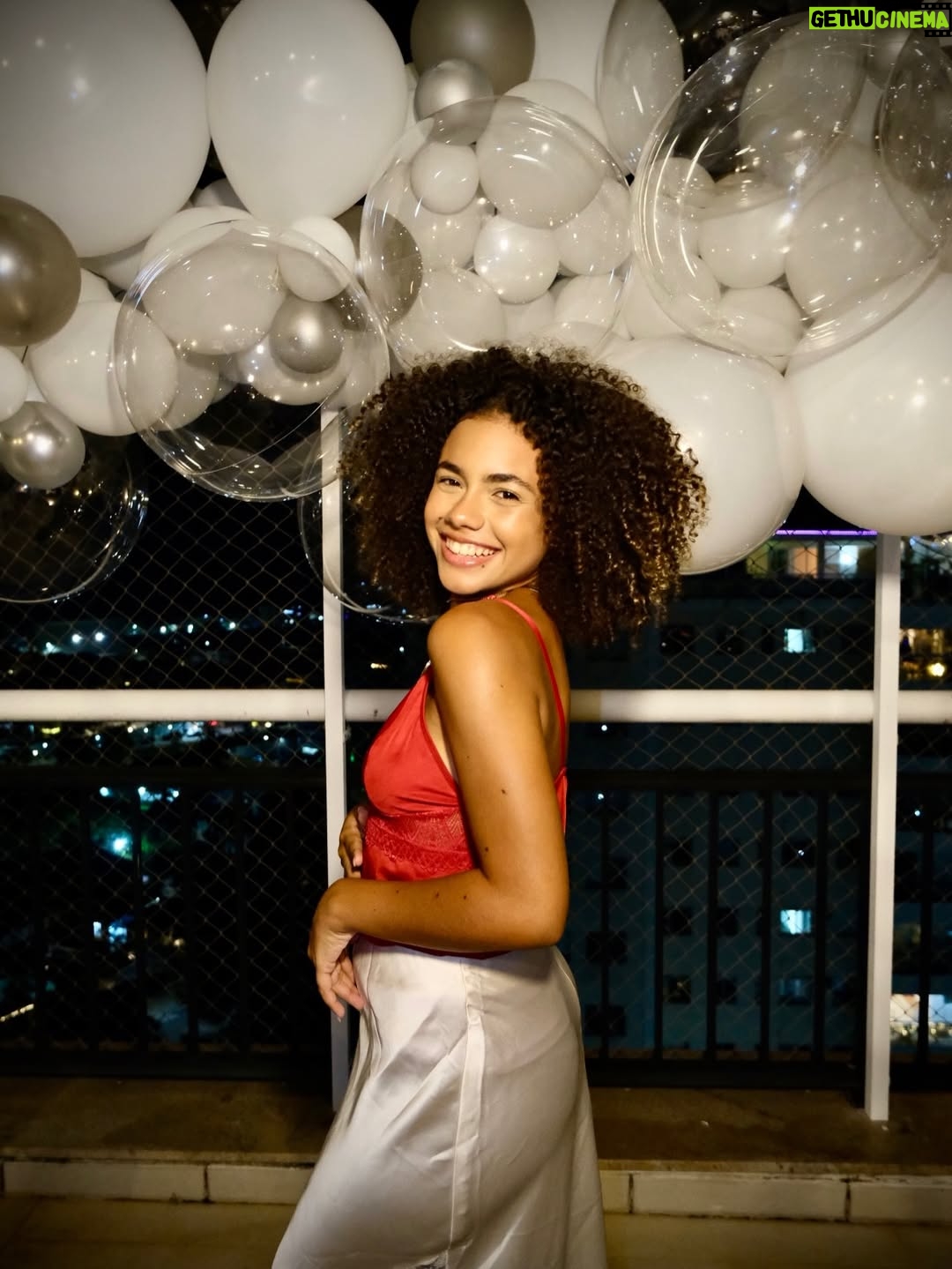 Alana Cabral - 9.5K Likes - Eu não tenho palavras para agradecer o ano que se passou, então entrego meu sorriso e gratidão! 
Que 2026 seja próspero de amor, saúde, vitalidade e sabedoria ❤️✨