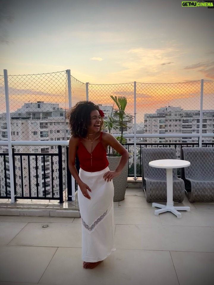 Alana Cabral - 9.5K Likes - Eu não tenho palavras para agradecer o ano que se passou, então entrego meu sorriso e gratidão! 
Que 2026 seja próspero de amor, saúde, vitalidade e sabedoria ❤️✨