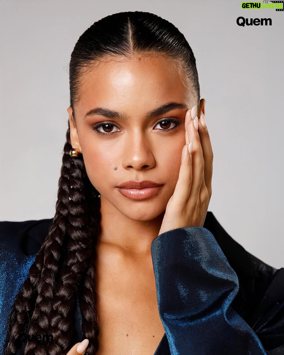 Alana Cabral - 4.4K Likes - Para @alanacabral.oficial , protagonizar não é só ocupar o horário nobre: é inspirar outras mulheres a se amarem. Aos 18 anos, a atriz sente o peso e a beleza de ser referência em ‘Três Graças’. Joélly, sua personagem impulsiva e cheia de personalidade, conquistou as jovens: “As meninas negras me olham com um olhar de admiração que eu gostaria de ter tido quando era criança”. Criada em uma família formada majoritariamente por mulheres negras, Alana aprendeu cedo a celebrar a própria diferença e a autoestima: “O que eu mais amava era ajudar outras meninas iguais a mim a chamarem atenção junto comigo”. Essa vivência se reflete em sua personagem. Na novela, a jovem enfrenta uma gravidez precoce, e a atriz vê ali a chance de quebrar tabus: “Se a minha imagem já é uma quebra de tabu, eu fico muito feliz”. Em conversa com a repórter @gabiantualpa , Alana também fala sobre como lida com a fama, as críticas e o reconhecimento. Com muitos planos, ela revela que já sonha com papéis mais complexos, como vilãs poderosas. No link da bio, leia a entrevista completa!

Créditos:
Foto: Guilherme Lima
Beleza: Yago Maia
Moda: Juliano e Zuel