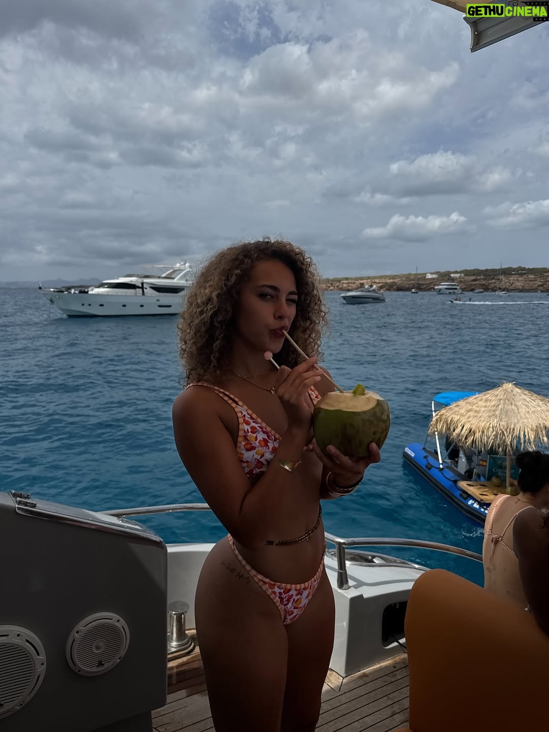 Alayah Pilgrim - 41K Likes - Vacay well spent 🥥🤍🌴🐠🫧