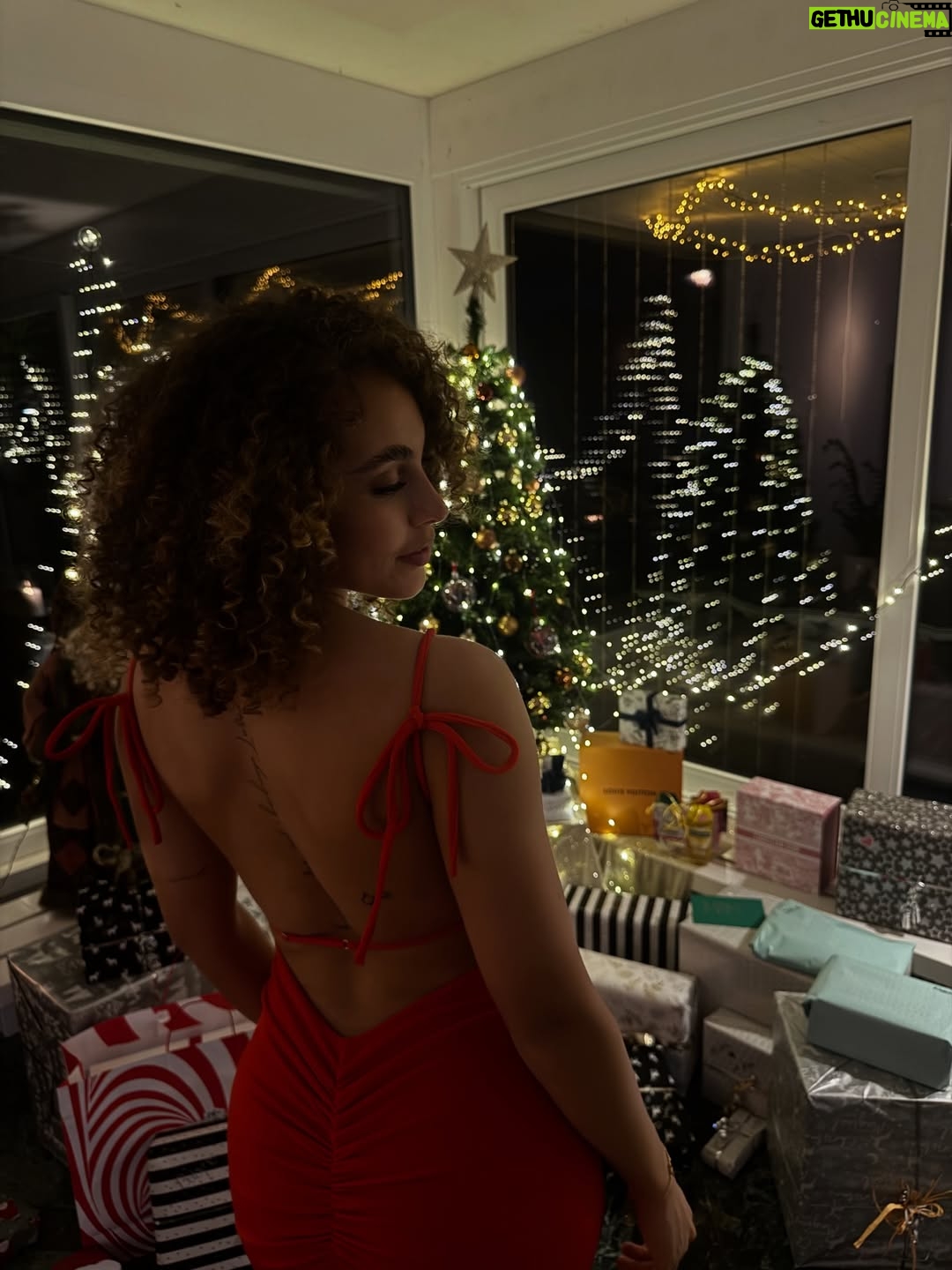 Alayah Pilgrim - 32.9K Likes - Merry Christmas Eve🤍💫😍