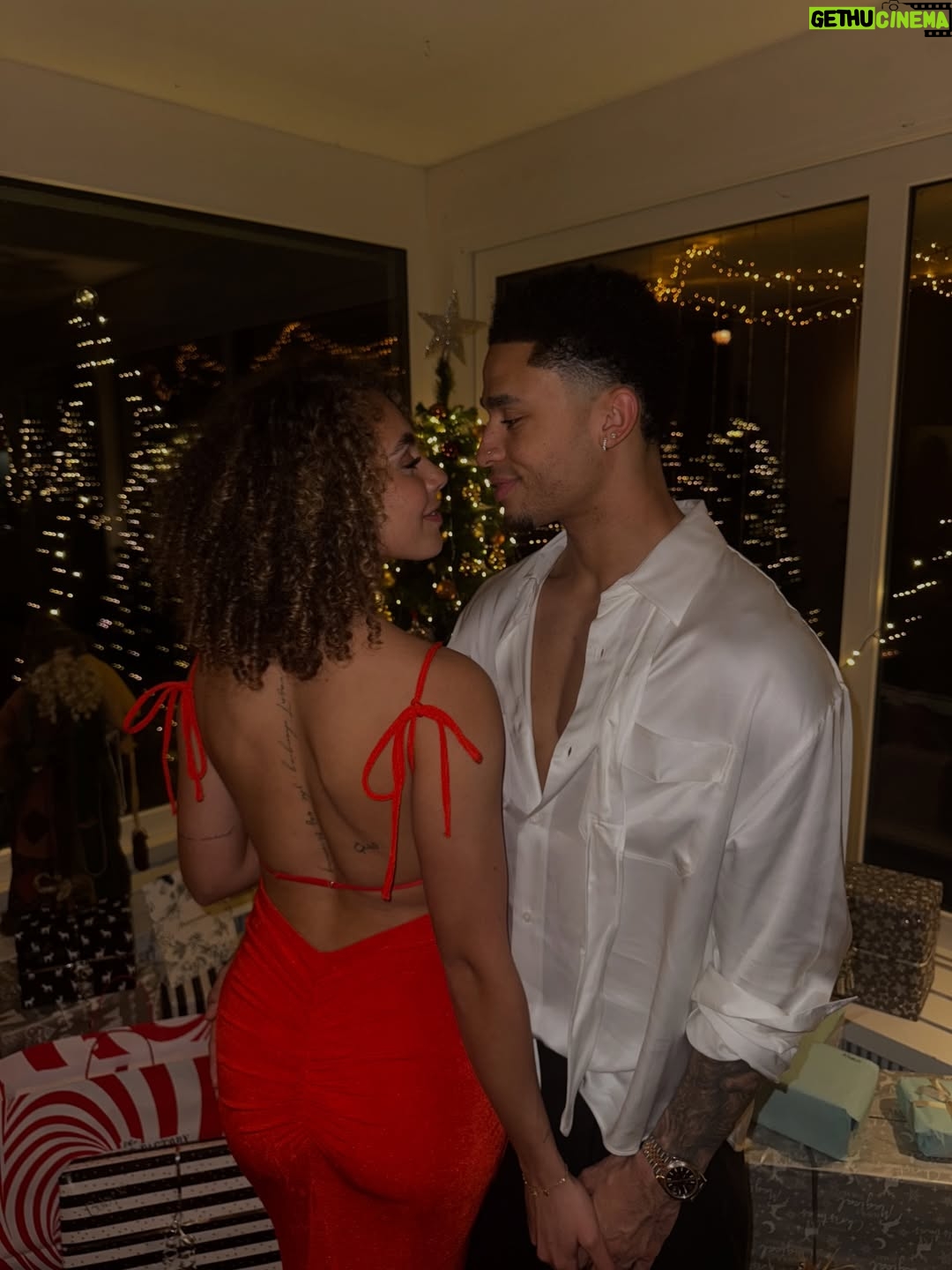 Alayah Pilgrim - 32.9K Likes - Merry Christmas Eve🤍💫😍