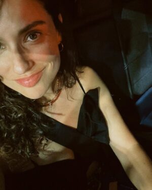 Alba Rico Instagram - Los últimos dos meses de mi vida han sido un torbellino.
Me despedí de uno de los hombres más importantes de mi vida.
Abracé mucho.
Me reencontré con personas que amo.
Me atreví.
Dije que sí a cosas locas.
Sentí magia en cada paso.

No es algo nuevo, pero la vida me lo recordó: cuando una se elige a sí misma, todo empieza a fluir.

¿Tú también lo has sentido?
Ese momento en que, sin darte cuenta, todo lo que parecía caótico empieza a tener sentido.