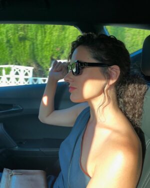 Alba Rico Instagram - Los últimos dos meses de mi vida han sido un torbellino.
Me despedí de uno de los hombres más importantes de mi vida.
Abracé mucho.
Me reencontré con personas que amo.
Me atreví.
Dije que sí a cosas locas.
Sentí magia en cada paso.

No es algo nuevo, pero la vida me lo recordó: cuando una se elige a sí misma, todo empieza a fluir.

¿Tú también lo has sentido?
Ese momento en que, sin darte cuenta, todo lo que parecía caótico empieza a tener sentido.
