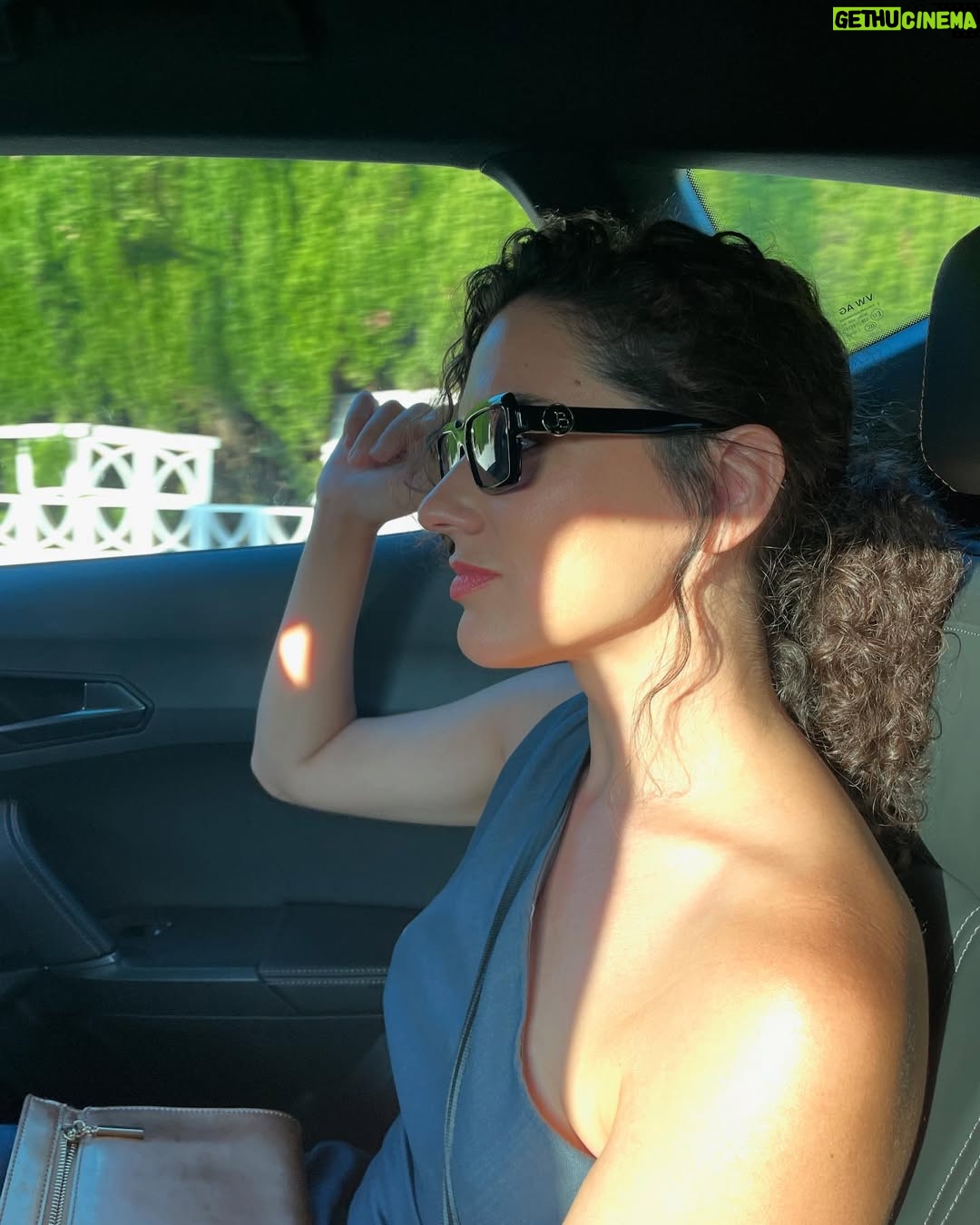 Alba Rico - 3 Likes - Los últimos dos meses de mi vida han sido un torbellino.
Me despedí de uno de los hombres más importantes de mi vida.
Abracé mucho.
Me reencontré con personas que amo.
Me atreví.
Dije que sí a cosas locas.
Sentí magia en cada paso.

No es algo nuevo, pero la vida me lo recordó: cuando una se elige a sí misma, todo empieza a fluir.

¿Tú también lo has sentido?
Ese momento en que, sin darte cuenta, todo lo que parecía caótico empieza a tener sentido.