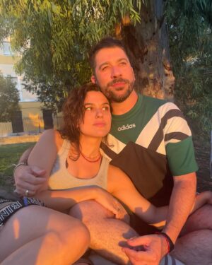 Alba Rico Instagram - Los últimos dos meses de mi vida han sido un torbellino.
Me despedí de uno de los hombres más importantes de mi vida.
Abracé mucho.
Me reencontré con personas que amo.
Me atreví.
Dije que sí a cosas locas.
Sentí magia en cada paso.

No es algo nuevo, pero la vida me lo recordó: cuando una se elige a sí misma, todo empieza a fluir.

¿Tú también lo has sentido?
Ese momento en que, sin darte cuenta, todo lo que parecía caótico empieza a tener sentido.