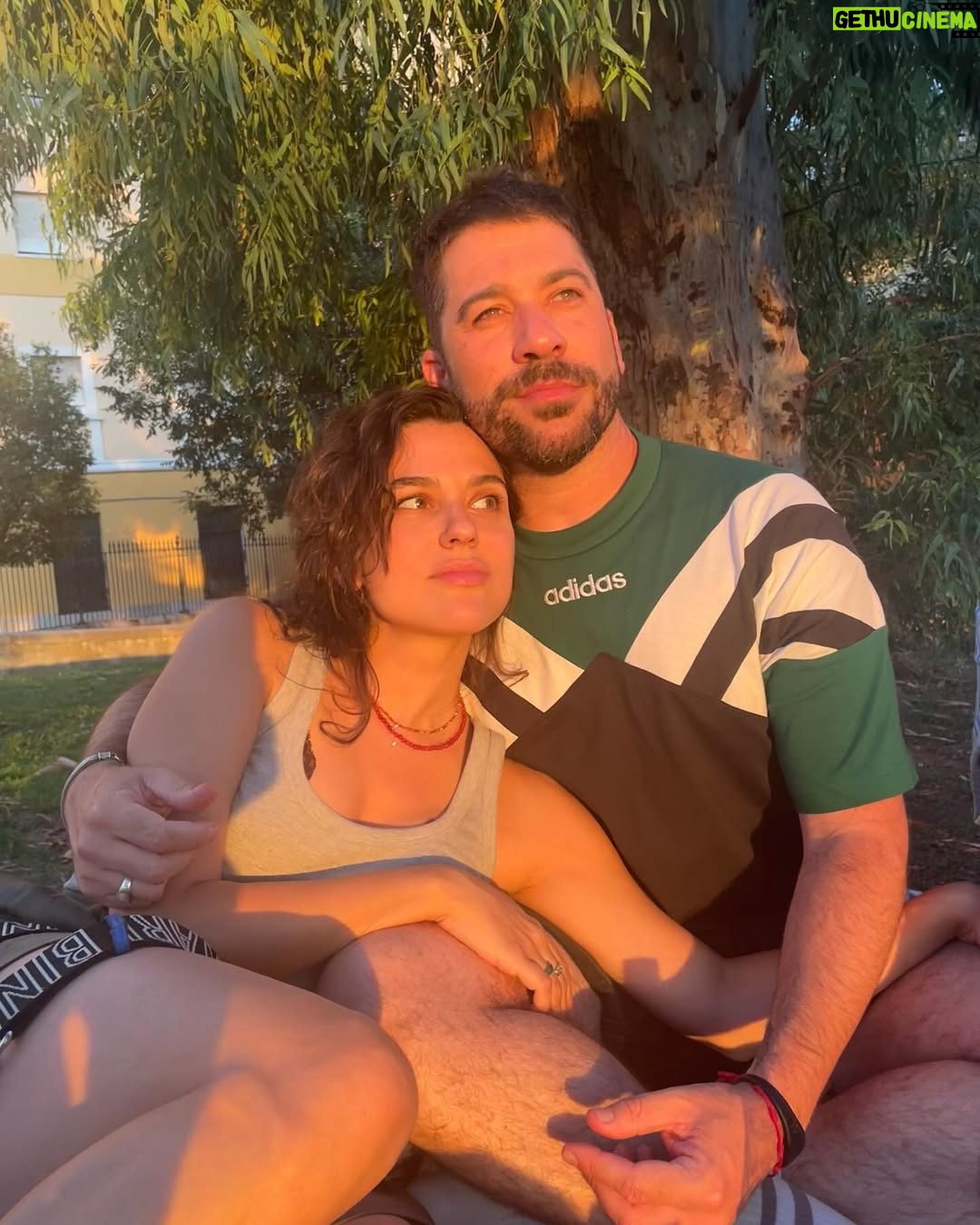 Alba Rico - 3 Likes - Los últimos dos meses de mi vida han sido un torbellino.
Me despedí de uno de los hombres más importantes de mi vida.
Abracé mucho.
Me reencontré con personas que amo.
Me atreví.
Dije que sí a cosas locas.
Sentí magia en cada paso.

No es algo nuevo, pero la vida me lo recordó: cuando una se elige a sí misma, todo empieza a fluir.

¿Tú también lo has sentido?
Ese momento en que, sin darte cuenta, todo lo que parecía caótico empieza a tener sentido.