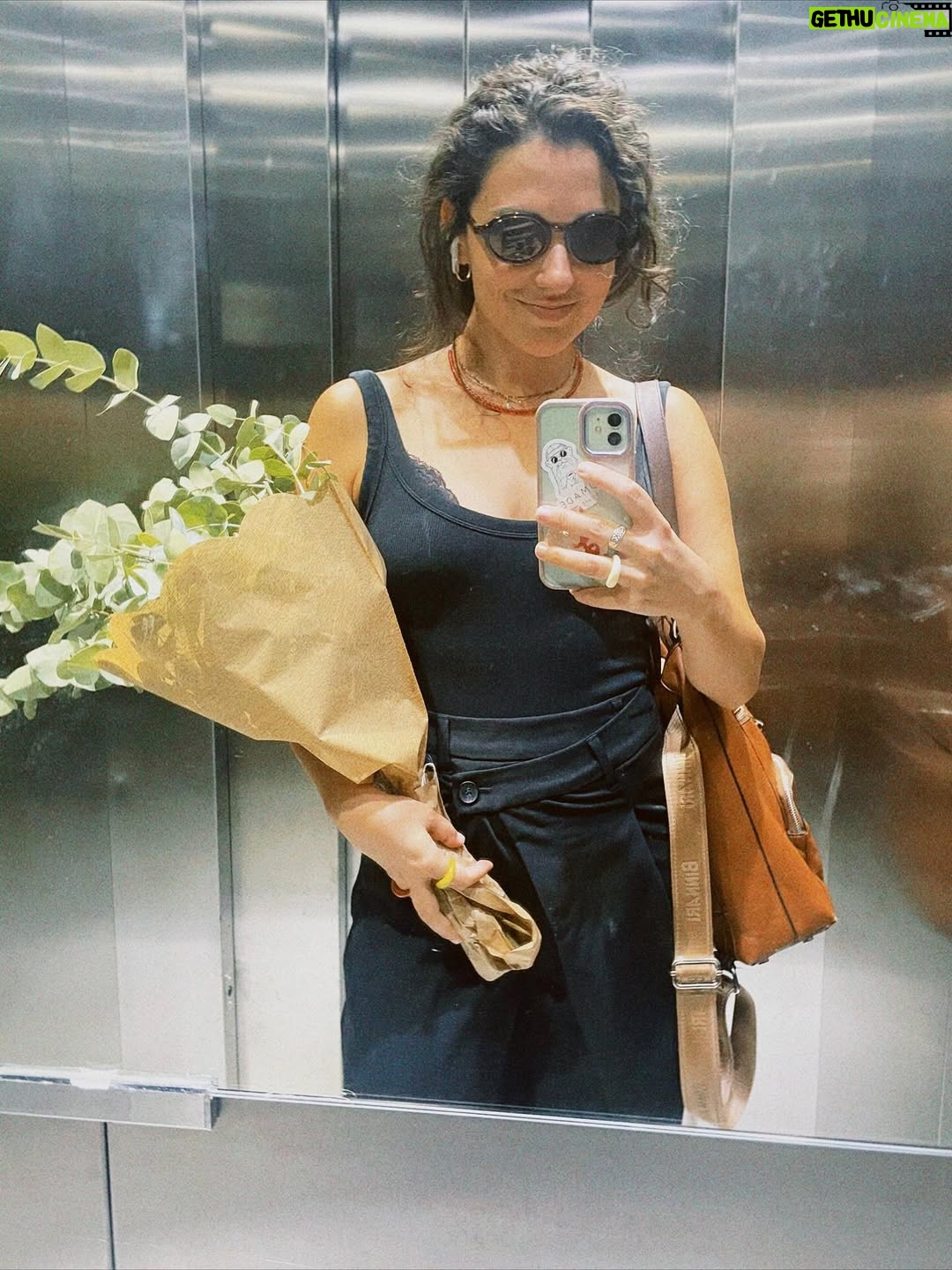 Alba Rico - 3 Likes - Carl Jung decía:
“Toda transformación requiere como condición previa el fin de un mundo, el colapso de una antigua filosofía de vida.” y una versión.
“No hay cambio sin despedidas...”