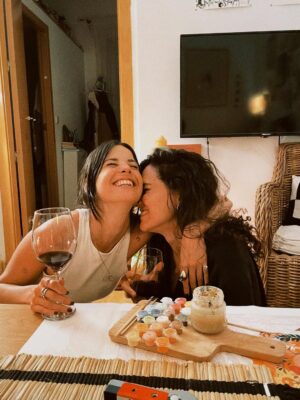 Alba Rico Instagram - Mi vida ha dado muchas vueltas . Pero cuando estoy con ellas … cuando estoy con ellas el tiempo no existe . Vuelvo a una combi camino a Don Torcuato a las 6 de la mañana, a charlas interminables , a amor incondicional, a locuras , a enamoramientos, a las mayores aventuras de mi vida, a tangos y colectivos . Ellas son mi lugar seguro , ellas son mi gran amor @candemolfese . Y siempre pensando en el momento que podamos juntarnos  las 4 @lodocomello @clarialonso