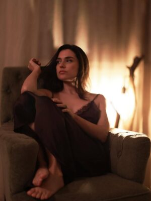 Alba Rico Instagram - Sabes que algo ha cambiado dentro de ti cuando ocurre algo  y tú misma te sorprendes de tu reacción.  A veces no eres consciente de que todo el trabajo que has hecho hacia ti misma estaba  ahí…. Una semilla que ha ido creciendo poco a poco sin hacer ruido, pero que ha creado unas raíces profundas , de esas que el aire no puedo arrancar. 📸. @khaley.photo