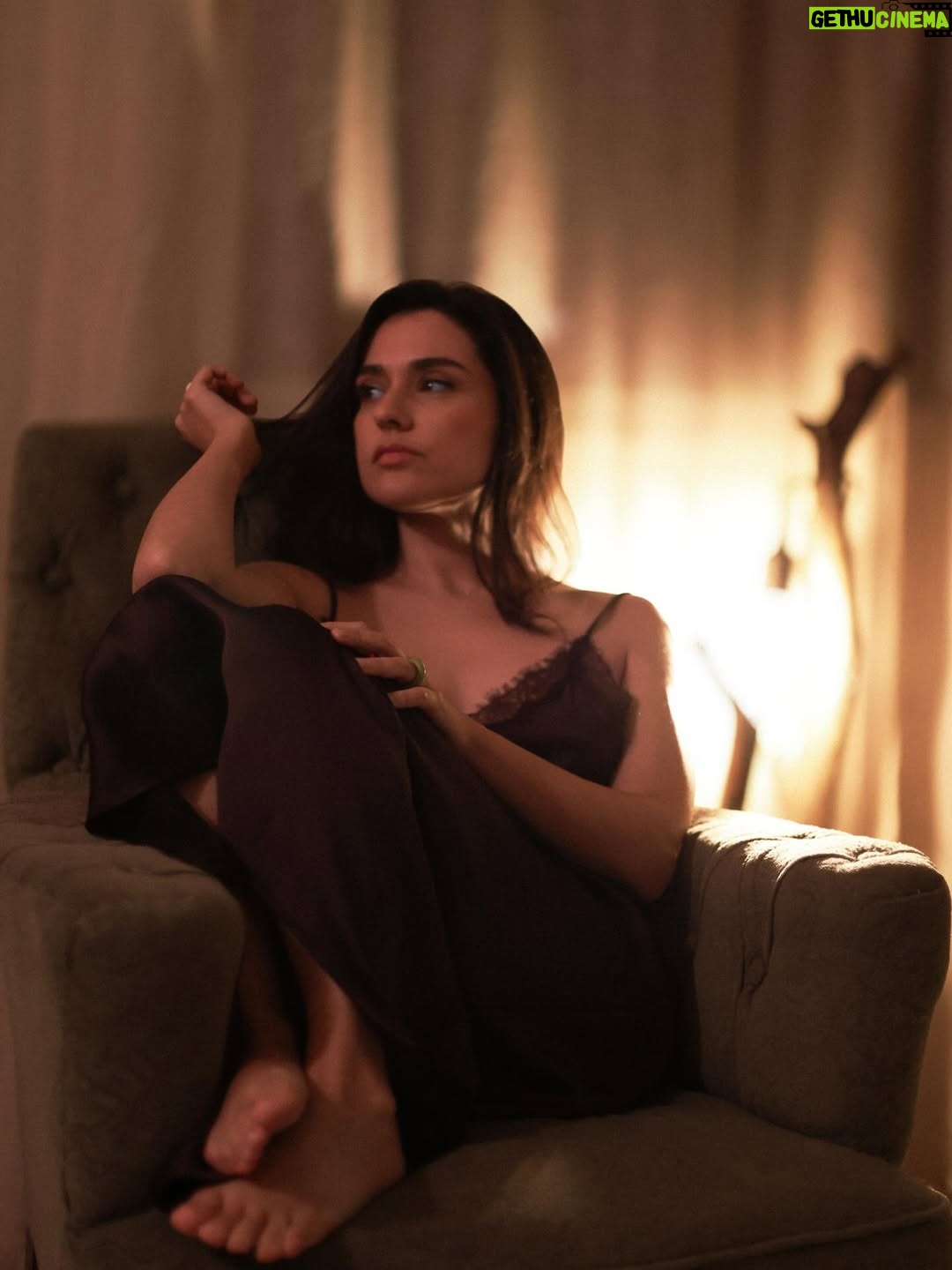 Alba Rico - 3 Likes - Sabes que algo ha cambiado dentro de ti cuando ocurre algo  y tú misma te sorprendes de tu reacción.  A veces no eres consciente de que todo el trabajo que has hecho hacia ti misma estaba  ahí…. Una semilla que ha ido creciendo poco a poco sin hacer ruido, pero que ha creado unas raíces profundas , de esas que el aire no puedo arrancar. 📸. @khaley.photo