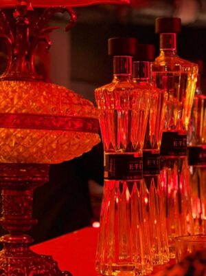 Ale Müller Instagram - Una noche de tequila y misterio… sigan a @centinela.tequila y no se pierdan de más experiencias como esta❤️