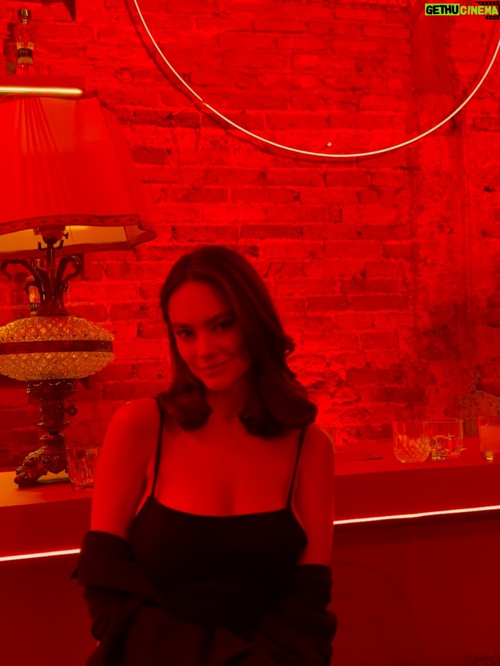 Ale Müller - 20.8K Likes - Una noche de tequila y misterio… sigan a @centinela.tequila y no se pierdan de más experiencias como esta❤️