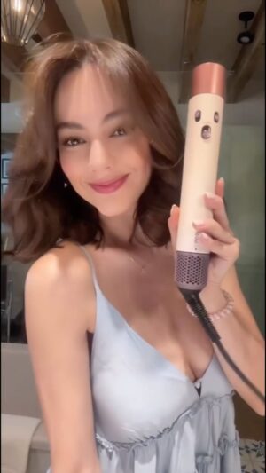 Ale Müller Instagram - Un botón, infinitos looks 💖✨
Mi Dyson Airwrap i.d. eleva mi rutina con tecnología que cuida, define y transforma cada estilo. #DysonMx #DysonBeauty
@Dyson_mx