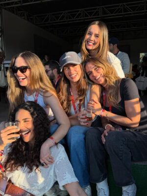 Alejandra Ávila Instagram - Este año me viví completa.
Reí, lloré, dudé, celebré y crecí. Cada experiencia —incluso las más difíciles— fue parte del camino que tenía que recorrer.

Me rodeé de almas bonitas, aprendí a escucharme y entendí que todo pasa cuando tiene que pasar.
Hoy miro atrás con gratitud y adelante con fe, sabiendo que el 2026 viene cargado de luz y propósito.