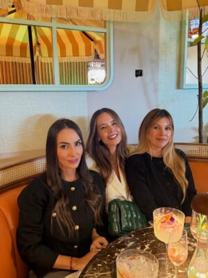 Alejandra Ávila Instagram - Este año me viví completa.
Reí, lloré, dudé, celebré y crecí. Cada experiencia —incluso las más difíciles— fue parte del camino que tenía que recorrer.

Me rodeé de almas bonitas, aprendí a escucharme y entendí que todo pasa cuando tiene que pasar.
Hoy miro atrás con gratitud y adelante con fe, sabiendo que el 2026 viene cargado de luz y propósito.