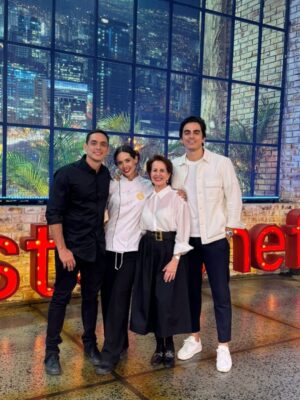 Alejandra Ávila Instagram - Este año me viví completa.
Reí, lloré, dudé, celebré y crecí. Cada experiencia —incluso las más difíciles— fue parte del camino que tenía que recorrer.

Me rodeé de almas bonitas, aprendí a escucharme y entendí que todo pasa cuando tiene que pasar.
Hoy miro atrás con gratitud y adelante con fe, sabiendo que el 2026 viene cargado de luz y propósito.