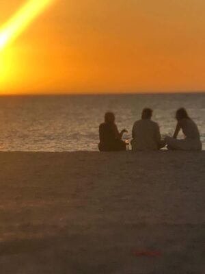 Alejandra Ávila Instagram - Este año me viví completa.
Reí, lloré, dudé, celebré y crecí. Cada experiencia —incluso las más difíciles— fue parte del camino que tenía que recorrer.

Me rodeé de almas bonitas, aprendí a escucharme y entendí que todo pasa cuando tiene que pasar.
Hoy miro atrás con gratitud y adelante con fe, sabiendo que el 2026 viene cargado de luz y propósito.