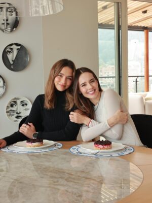Alejandra Ávila Instagram - Este año me viví completa.
Reí, lloré, dudé, celebré y crecí. Cada experiencia —incluso las más difíciles— fue parte del camino que tenía que recorrer.

Me rodeé de almas bonitas, aprendí a escucharme y entendí que todo pasa cuando tiene que pasar.
Hoy miro atrás con gratitud y adelante con fe, sabiendo que el 2026 viene cargado de luz y propósito.