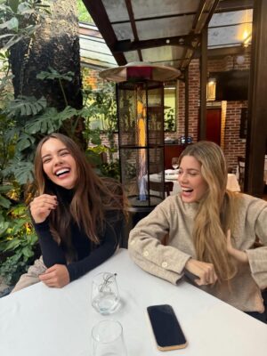 Alejandra Ávila Instagram - Este año me viví completa.
Reí, lloré, dudé, celebré y crecí. Cada experiencia —incluso las más difíciles— fue parte del camino que tenía que recorrer.

Me rodeé de almas bonitas, aprendí a escucharme y entendí que todo pasa cuando tiene que pasar.
Hoy miro atrás con gratitud y adelante con fe, sabiendo que el 2026 viene cargado de luz y propósito.