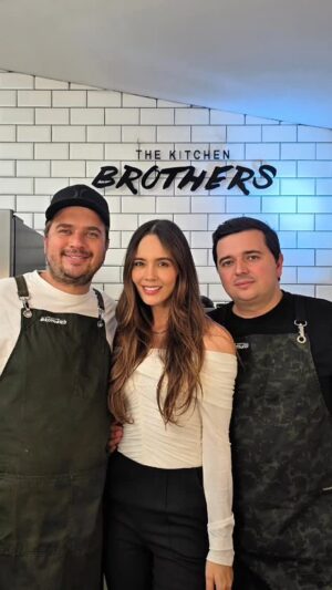 Alejandra Ávila Instagram - 🍰Tres Leches!
🔪Oster Chef nos reto a @thekitchenbrothers y @alejaavilac a hacer un plato digno de un programa de cocina.
@oster_col
•
🧈Ingredientes:
🎂Para la torta:
- Huevos 4 u
- Azúcar 160 gr
- Miel 40 gr
- Harina de Trigo 160 gr

🥚Para el Merengue
- Azúcar 120 gr
- Claras 2 u
- Limón 

🥛Para las 3 leches:
- Leche 150 ml
- Crema de Leche 150 ml
- Leche condensada 150 ml
- Amaretto

- Frambuesas y flores

#TheKitchenBrothers #Oster #OsterColombia #OsterChef