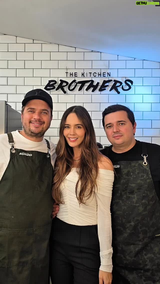 Alejandra Ávila - 4.2K Likes - 🍰Tres Leches!
🔪Oster Chef nos reto a @thekitchenbrothers y @alejaavilac a hacer un plato digno de un programa de cocina.
@oster_col
•
🧈Ingredientes:
🎂Para la torta:
- Huevos 4 u
- Azúcar 160 gr
- Miel 40 gr
- Harina de Trigo 160 gr

🥚Para el Merengue
- Azúcar 120 gr
- Claras 2 u
- Limón 

🥛Para las 3 leches:
- Leche 150 ml
- Crema de Leche 150 ml
- Leche condensada 150 ml
- Amaretto

- Frambuesas y flores

#TheKitchenBrothers #Oster #OsterColombia #OsterChef