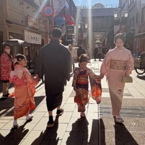 Alejandra Ávila Instagram - Viajar siempre nos da respuestas, no siempre las que nos gustan y no siempre a las preguntas que deseamos.
Kintsugi significa “reparar con oro” y es el arte japonés que utiliza una resina mezclada con polvo de oro para reparar cerámica rota, de esa forma la pieza aunque fracturada tiene ahora más valor que antes. Los viajes para mi son el “Kintsugi” de la vida y pueden repararlo casi todo.