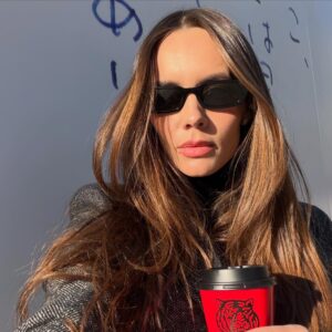 Alejandra Ávila Instagram - Viajar siempre nos da respuestas, no siempre las que nos gustan y no siempre a las preguntas que deseamos.
Kintsugi significa “reparar con oro” y es el arte japonés que utiliza una resina mezclada con polvo de oro para reparar cerámica rota, de esa forma la pieza aunque fracturada tiene ahora más valor que antes. Los viajes para mi son el “Kintsugi” de la vida y pueden repararlo casi todo.