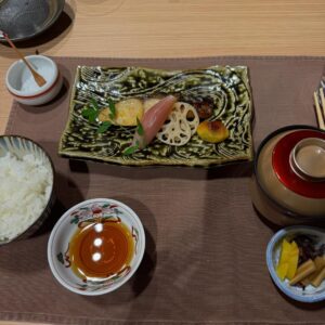 Alejandra Ávila Instagram - Viajar siempre nos da respuestas, no siempre las que nos gustan y no siempre a las preguntas que deseamos.
Kintsugi significa “reparar con oro” y es el arte japonés que utiliza una resina mezclada con polvo de oro para reparar cerámica rota, de esa forma la pieza aunque fracturada tiene ahora más valor que antes. Los viajes para mi son el “Kintsugi” de la vida y pueden repararlo casi todo.