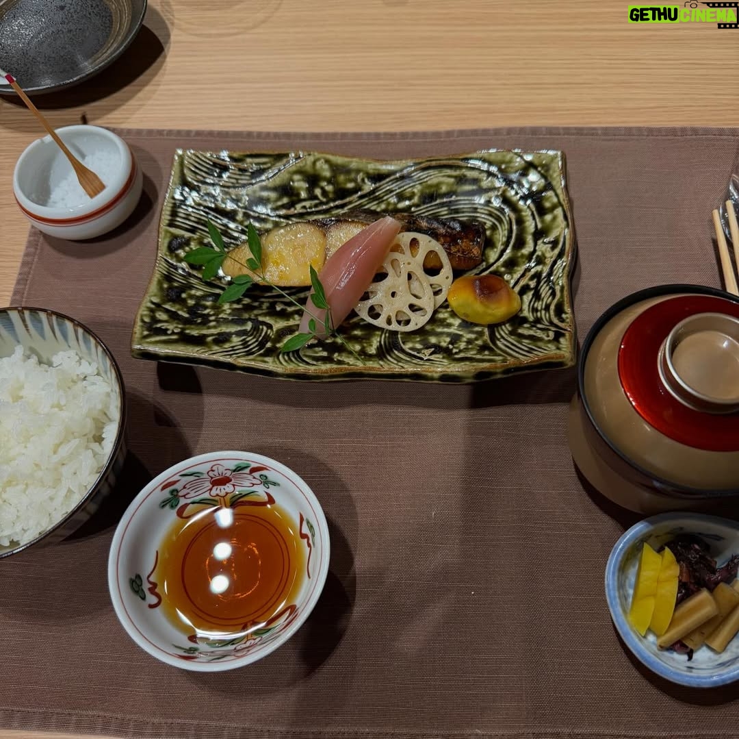 Alejandra Ávila - 3 Likes - Viajar siempre nos da respuestas, no siempre las que nos gustan y no siempre a las preguntas que deseamos.
Kintsugi significa “reparar con oro” y es el arte japonés que utiliza una resina mezclada con polvo de oro para reparar cerámica rota, de esa forma la pieza aunque fracturada tiene ahora más valor que antes. Los viajes para mi son el “Kintsugi” de la vida y pueden repararlo casi todo.